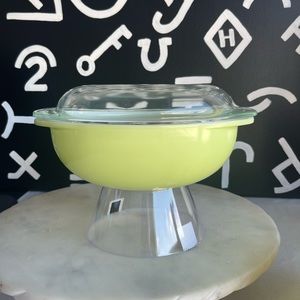 Vintage lime green PYREX- 024 with lid